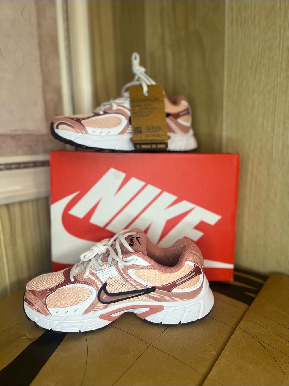 Nike V5 RNR Women’s 6.5 Washed Coral Red Stardust New With Box